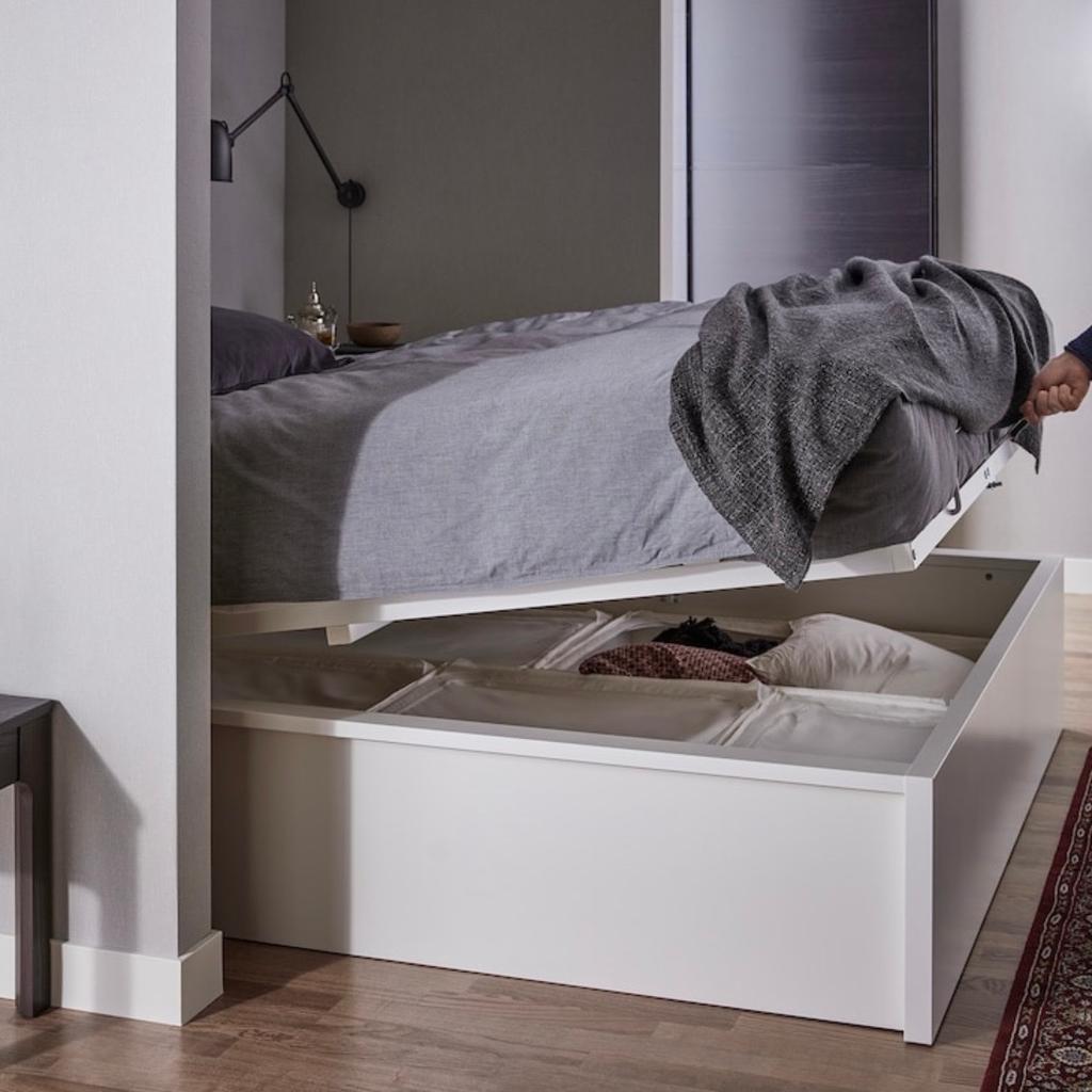Ikea Malm Doppelbett in weiß. Mit Lattenrost zusammen abzugeben. Praktische Aufbewahrung unter dem Bett.
Sehr guter Zustand, nichts defekt oder kapput. Gebrauchsspuren sind auch keine da.
Die Matratze kann ich auch mitgeben, doch die ist alt.
Grösse:140x200