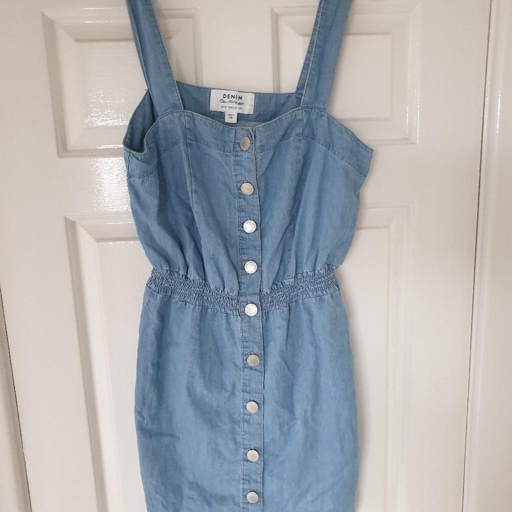 The peach one would fit a 10-12,the asos blue star dress will fit 10-12 and the denim Miss Selfridge dress has a stretchy waist so would fit a 10-12 too.
£2.50 EACH
NO other offers thanks