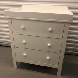 Add classic contemporary furniture to your baby's nursery with the Alex Dresser from John Lewis, featuring a changing area with three drawers on metal runners.

Assembled dimensions: L78.5 x W50.5 x H94cm

Suitable from birth
Dimensions of changing area: L75 x W47cm
Complies with BS EN716: 2008 +A1 2013