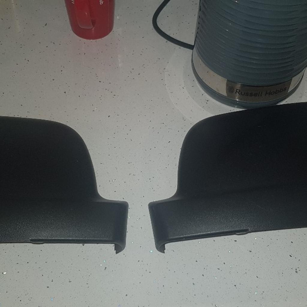 2014 left and right vauxall vivaro wing mirror covers in good condition.
