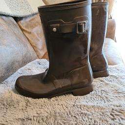 Ladies Mid Height 
UK size 6 EU 39
Genuine, Original
 Hunter Tour Short model WFS1026RMA/22LT
chocolate brown.
As new perfect condition,
Only worn once, too big for me.
Height approx 11" 
across top front to back approx 5.5"
From smoke free home
No box, but will package carefully in other welly box.
Any questions please ask