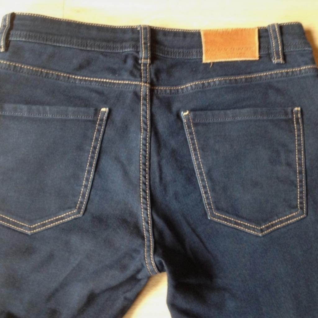 Jeans dunkelblau von Zara, Gr. 38

Preis zzgl. Versandkosten (ich verschicke standardmäßig unversichert, falls ein versicherter Versand erwünscht ist bitte ich dies beim Kauf zu erwähnen)

Keine Garantie und keine Rücknahme!