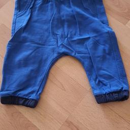 Ich verkaufe diese schöne und gut erhaltene blaue Hose für Jungs in Größe 68 von der Marke Baby Club.
Wir sind ein tierfreier Nichtraucherhaushalt.