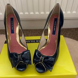 Brand New with Tags and Box, size 6 Navy Blue River Island Platform Shoe with Peep Toe and Bow

From a smoke free home, ideal for a gift.

RRP £59.99 looking for £10

Collection only or may deliver if local to DY4