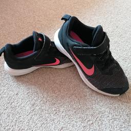 Girls Nike trainers in very good condition. Size 1. From a smoke and pet free home.