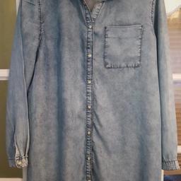 Women's Long Light Denim Shirt by Denim & Co.

Size 14

Fastens with Pearl Snap Fasteners Down the Front and Around the Cuffs

Used but in Excellent Condition - Barely been Worn

Machine Washable

Post / Pick Up: Ulverston, Cumbria