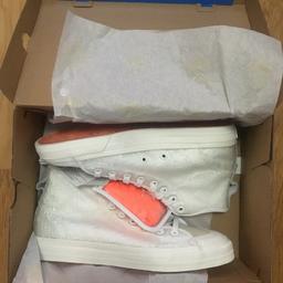 Off white/Ecru

Adidas Originals Mens hi top retro style trainers new in box, 100% original, comes with added orange laces… so,d out in stores.

Free Royal Mail tracked & sign for postage 🚚

Pick up en8/N17

Help build our 5⭐️feedbacks and we will give you 5⭐️good buyer feedback.

Check out our other items.

Happy buying😊

No Returns❌