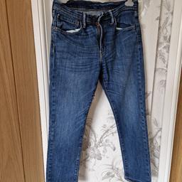 MENS LEVI STRAUSS JEANS
ZIP UP
GENUINE 
ORIGINAL 
SIZE
W 32
L 30
EXCELLENT CONDITION 
SELLING FOR £12