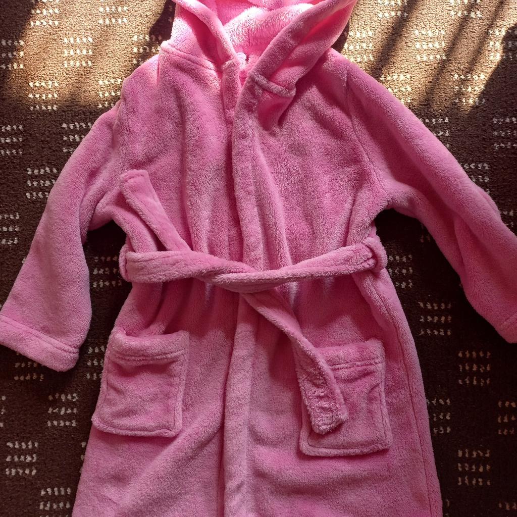 In excellent condition like new as only worn few times
Pink colour
2 front pockets
hooded and belted
Lovely soft fluffy material
Brand Debenhams BlueZoo
£6
Message me for postage enquiries

See my other ads for more items
Thankyou