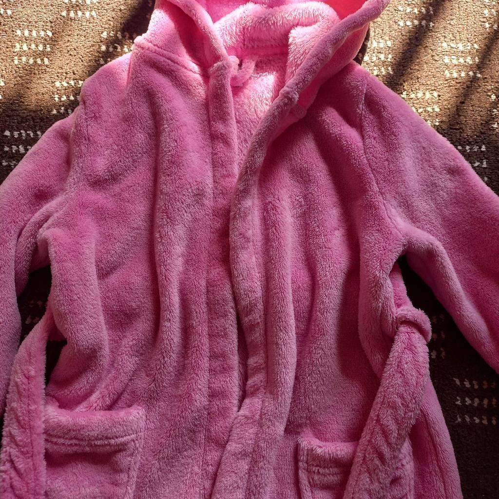 In excellent condition like new as only worn few times
Pink colour
2 front pockets
hooded and belted
Lovely soft fluffy material
Brand Debenhams BlueZoo
£6
Message me for postage enquiries

See my other ads for more items
Thankyou
