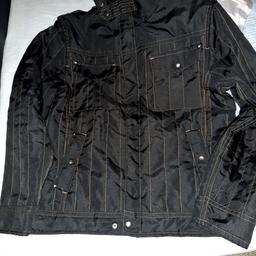 Schwarze Männer Jacke in gr XL nur einmal getragen

versende auch Kosten müssenkurz jacke übernommen werden
keine Garantie oder Rückerstattung