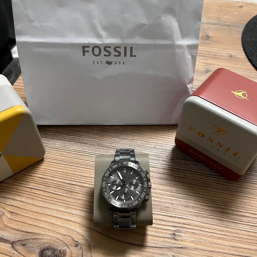 Verkaufe hier eine Fossil Uhr, die ich geschenkt bekommen habe, aber nichts für mich ist.

Neu mit OVP, Schutzfolien sind noch drauf

Neupreis bei Fossil 132€

Versand ist kein Problem
