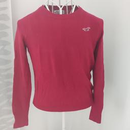 Roter Pullover von Hollister, Rundhalsausschnitt, Langärmlig
60% Baumwolle, 20% Viskose und 20% Nylon
Ausgeschrieben mit XS, Länge ca. 56cm, Weite von Achsel zu Achsel ca. 46cm