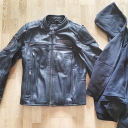 Verkaufe wenig getragene Motorradjacke. Hoodie kann innen getragen werden und gehört original so zur Jacke. Super Zustand. Größe M - ca Größe 50 würde ich sagen.
