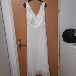 Hochzeitskleid mit Bolero, Farbe Weiss/chreme seidig, Grösse 44, sehr schlicht, kann auch als Abendkleid oder Ballkleid benutzt werden. Kleid mit Bolero 90 euro, ohne Bolero bitte anfragen.