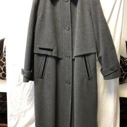 Mantel, grau , neu
Gr. 44
Gesamtlänge 123 cm. 