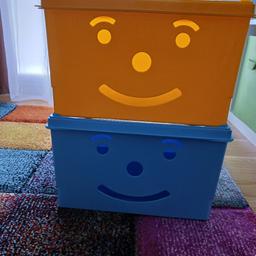 2 Stk. Aufbewahrungsboxen  "Smiley box" abzugeben.
Masse: B= 30cm x L= 30cm x H= 18,50cm.
Die Boxen sind stapelbar. 8€ Festpreis!!
Selbstabholung keine Rücknahme da es ein Privatverkauf ist.