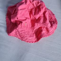 Pumpkin patch sun hat says size M , I'd say age 1 -2 roughly or 2-3 ,