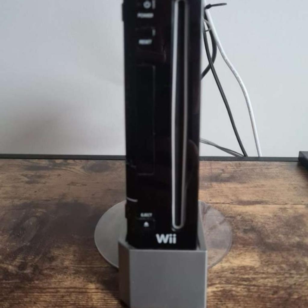 Ich verkaufe eine selten gebrauchte Nintendo Wii in Schwarz mit Zubehör