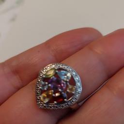 Ein wunderschöner 925er Silberring das zu jedem Kleid passen würde da es alle Farben in den Steinen beinhaltet.
Größe 21.
Wie auf den Bildern zu sehen ist in einem Sehr guten Zustand.