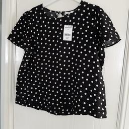 Ladies polka dot linen top
Brand new with tags
Willing to post