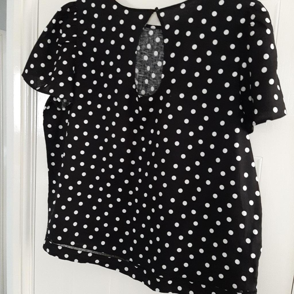 Ladies polka dot linen top
Brand new with tags
Willing to post