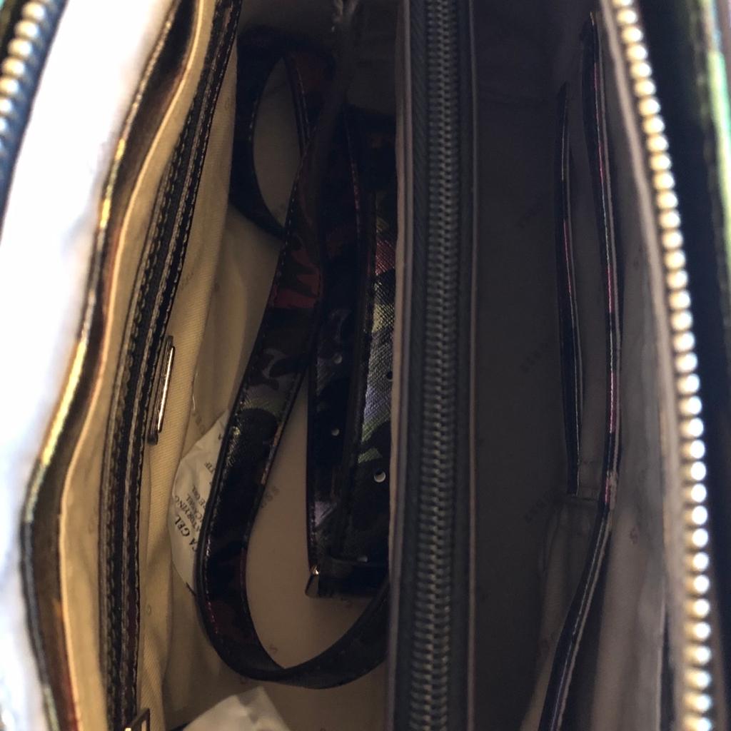 GUESS Handtasche 👜
Farbe Camouflage Perlmutt mit Applikationen und Steinen
Maße 32x23cm
Echtes Leder
Viele zusätzliche Innenfächer
Staubbeutel
Neu und ungetragen
NP 150€