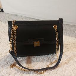 Schwarze Handtasche mit goldenen Details
