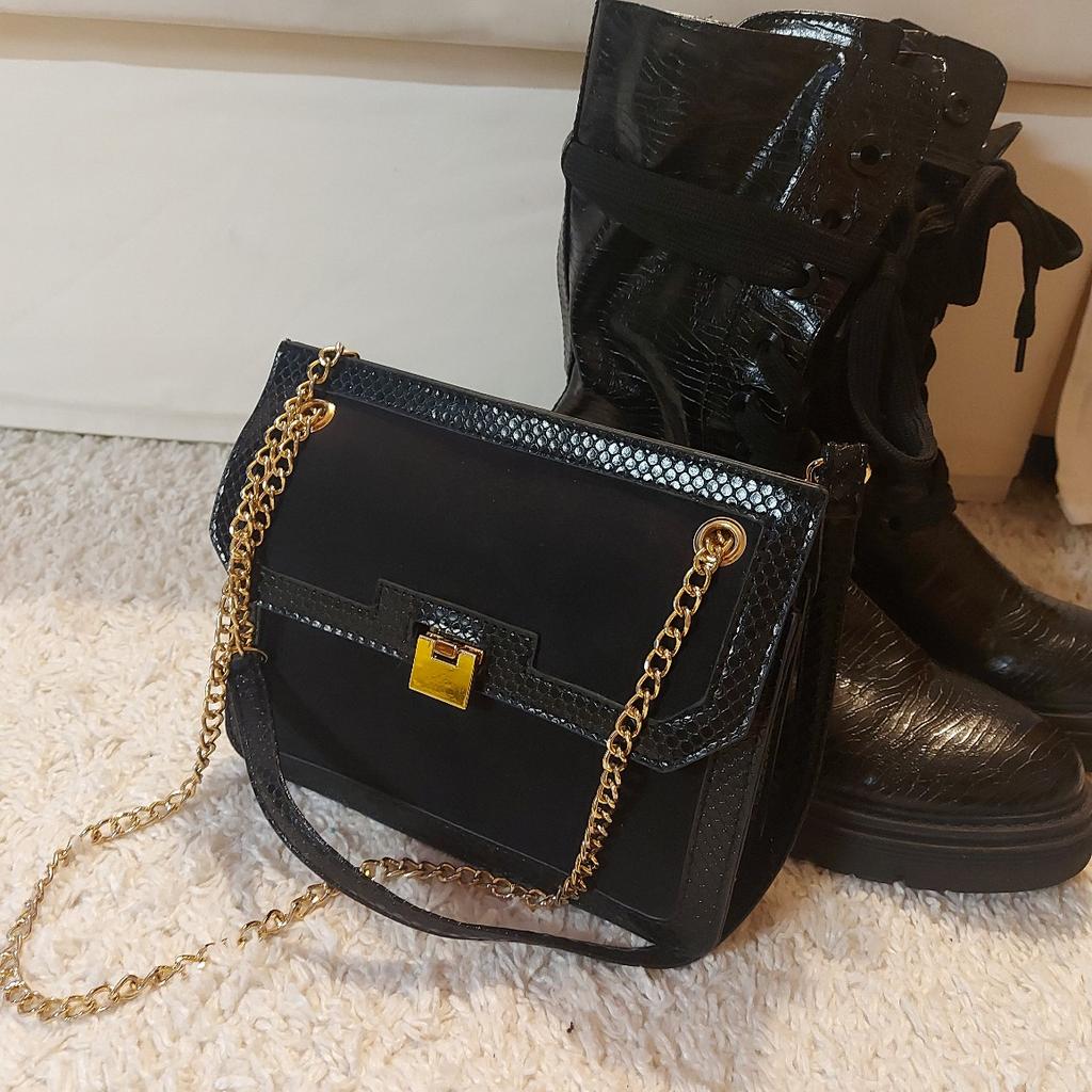 Schwarze Handtasche mit goldenen Details