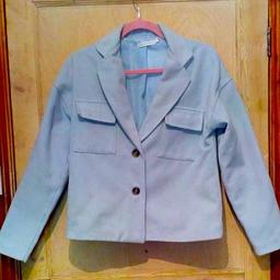 AS NEW GIRLS BABBY BLUE JACKET FROM ITALY
POLYESTER MADE
UK 14 

THIS KACKET IS IN AS NEW CONDITION 
IT HAS ONY WORN ONCE TO A WEDDING
COMES FROM A CLEAN NON SMOKING