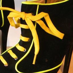 AS NEW 
GIRLS TEENS YELLOW AND BLACK LACE UP HIGH HEAL PARTY FASHION SHOE'S
GIRLS TEENS HIGH HEAL FASHION SHOE'S 
ONLY WORN ONE TO A PARTY IN AS NEW CONDITION 

COMES FROM A CLEAN NON SMOKING HOME