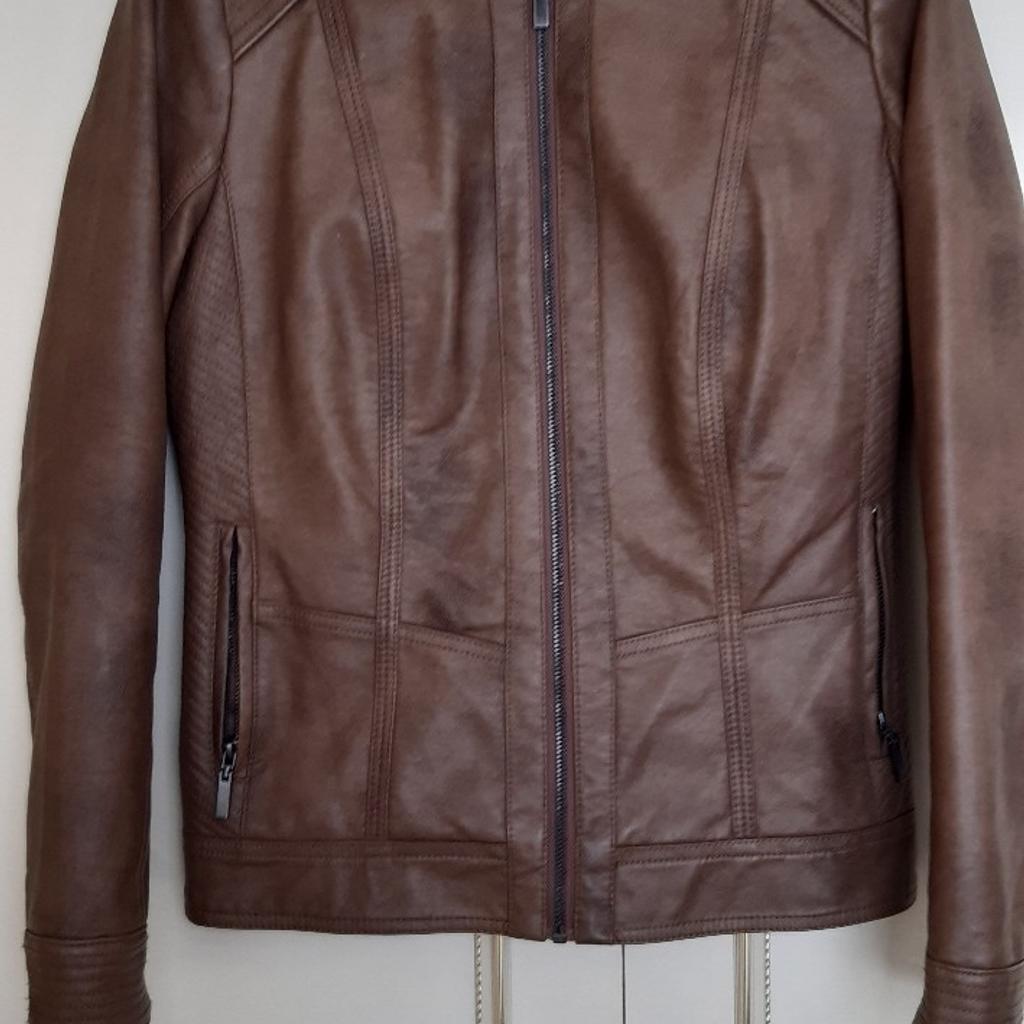 Brand new Wallis tan faux leather jacket size 10. Only tried on, but never worn.
Approxmate measurements arm pit to arm pit 46cm length from shoulder down 57cm.