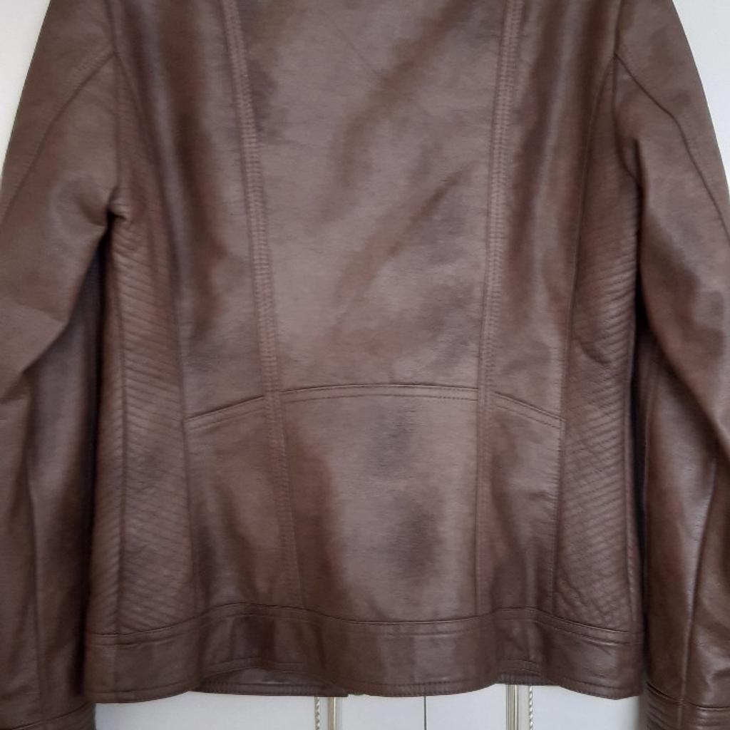 Brand new Wallis tan faux leather jacket size 10. Only tried on, but never worn.
Approxmate measurements arm pit to arm pit 46cm length from shoulder down 57cm.