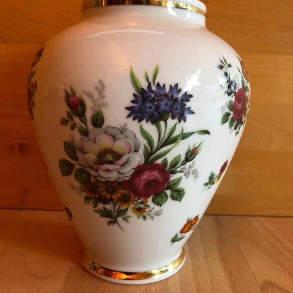 Porzellan Vase von Seltmann Weiden
Bavaria K
19cm hoch
aus den 60igern
ohne Mängel
Selbstabholer
Versand bei Kostenübernahme möglich