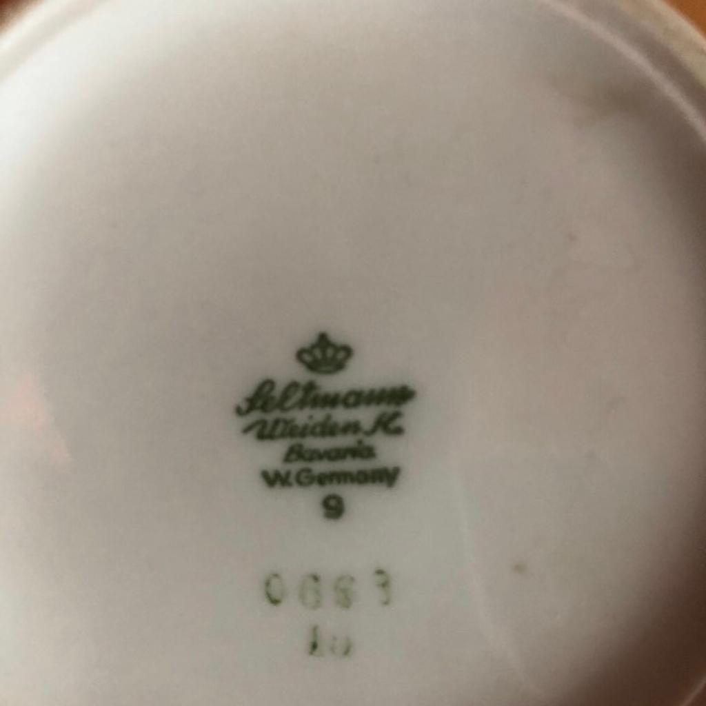Porzellan Vase von Seltmann Weiden
Bavaria K
19cm hoch
aus den 60igern
ohne Mängel
Selbstabholer
Versand bei Kostenübernahme möglich