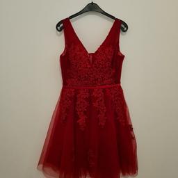 Dieses Kleid wurde zur Auswahl für den Abschlussball meiner Schwester bestellt. Sie hatte sich für ein anderes Kleid entschieden. Leider hat sie den Rückversand vergessen, weswegen das Kleid hoffentlich eine neue Besitzerin findet.

Das Kleid hat ein leuchtendes schönes Rot. Es ist mit Perlen versetzt und hat 2 Lagen Tüll. Die BH Cups sind vernäht. Am Rücken ist ein Reißverschluss. Das Kleid fällt eher wie eine 36 / S aus. Bei Fragen bitte gerne melden.