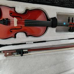 🎻 violin  suitable for kids /beginners 
size 1/4
in a great condition. complete set with a case, bow and wax.
