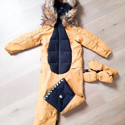 Mitwachsender Schneeanzug Lion von WeeDo und dazu passende Handschuhe.
Größe: 104-116 (4-6 Jahre)
Neupreis: €243