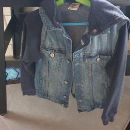 Tolle Jeans Jacke /Übergangsjacke H&M gr 146
Keine Flecken oder Löcher
Nur etwas Waschpeeling siehe Fotos
Wurde kaum getragen