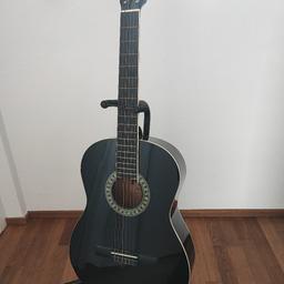 zum Verkauf steht eine Gitarre in gutem Zustand mit einem Gitarren Ständer und einem Fussständer
