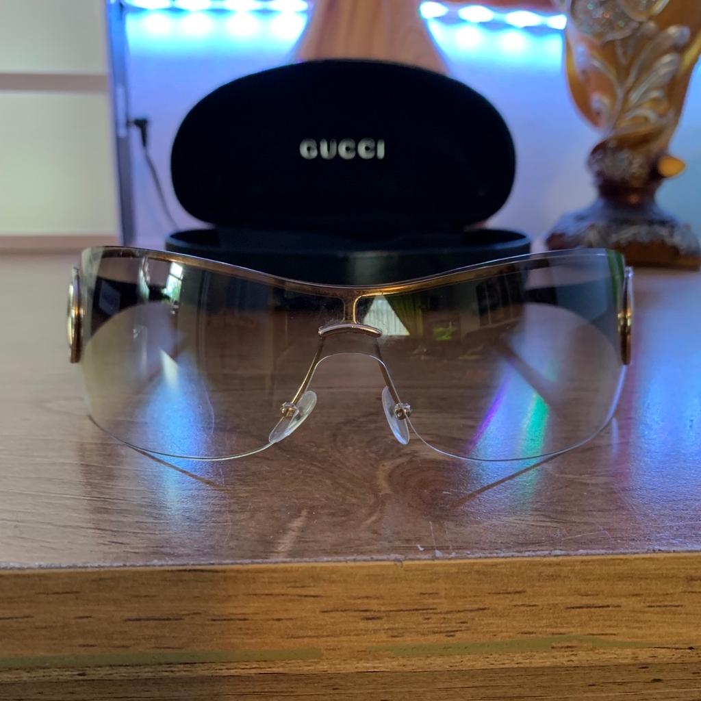 Gucci GG 2712/S BFE Gold Brown Wrap Shied Sunglasses Yellow Lens 115 Italy Women.

Fabulous pair of original Gucci sunglasses that are in very good used condition. Sunglasses come with the original case but no cloth.

Lenses are in good used condition .

Mechanisms are in good working order, and no tarnish to insignia.