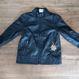 stylische schwarze Lederjacke, nicht oft getragen, Größe 110
10 Euro Fixpreis!!!

Tier und Rauchfreier Haushalt Privatverkauf kein Umtausch oder Garantie
