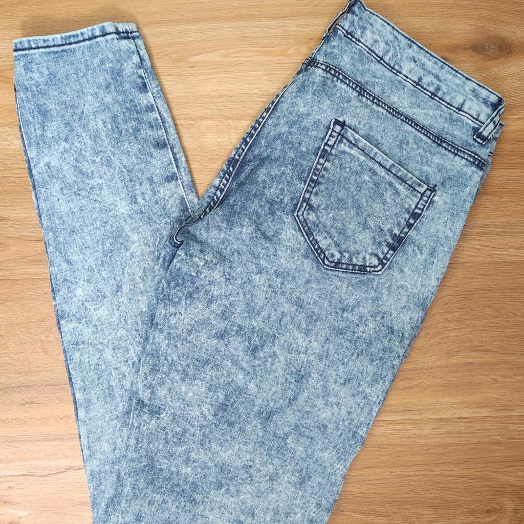 Nagelneue Jeans / ungetragen
Superweiches Stretch-Material
Klein geschnitten,daher Gr.38

Versand gegen Kostenübernahme gerne möglich
Keine Garantie, Rücknahme und Gewährleistung da Privatverkauf.