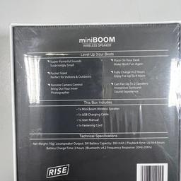 Rise Mini Boom Speaker im halbrunden Format in der Farbe schwarz. Der Lautsprecher verfügt über Bluetooth und einen 300 mAh großen Akku, der laut Hersteller bis zu 4 Stunden Audiowiedergabe halten soll. Aufgeladen wird über beiliegendes Micro USB zu USB A Kabel.