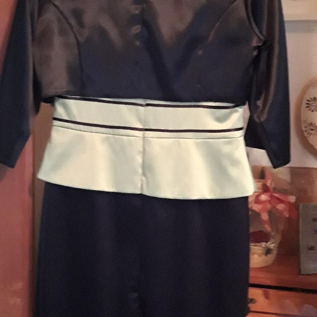 sehr schönes Festkleid mit Bolero zu verkaufen,nur 1x getragen zur Hochzeit, schwarz/hellgrün,Versand möglich,Versandkosten im Preis enthalten,keine Rücknahme da PV
