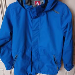 AGE 9/10 YRS. JACKET BREATHABLE TAFETTA LINING. CONCEALED HOOD. FASTENS WITH ZIP AND VELCRO.  2 ZIP POCKETS. DRAW STRING  AT BOTTOM FOR EXTRA PROTECTION FROM THE WEATHER