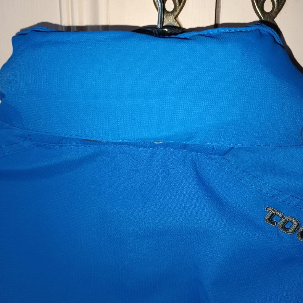 AGE 9/10 YRS. JACKET BREATHABLE TAFETTA LINING. CONCEALED HOOD. FASTENS WITH ZIP AND VELCRO. 2 ZIP POCKETS. DRAW STRING AT BOTTOM FOR EXTRA PROTECTION FROM THE WEATHER