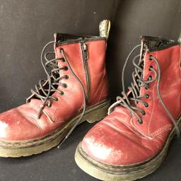 Ich biete hier ein paar Dr Martens Schuhe an.
Größe 35 in weinrot. 
Abholung in 46535 Dinslaken oder auch Versand möglich.
WK1