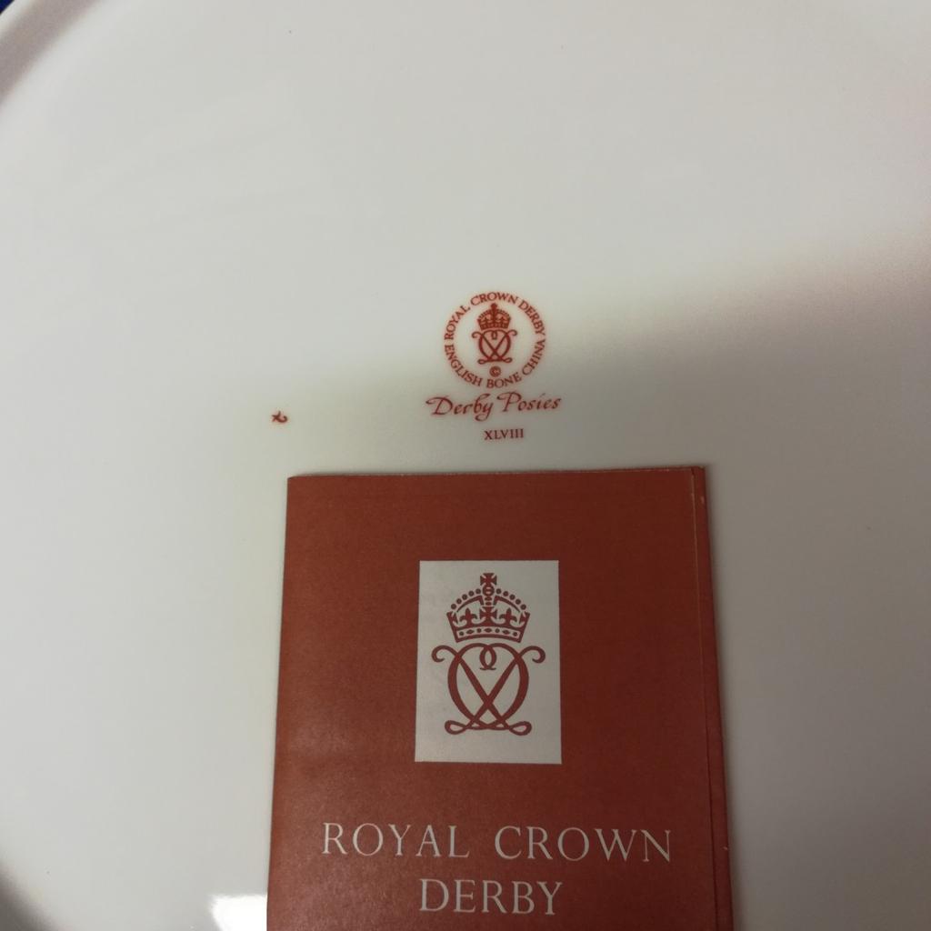Royal Crown Derby English Bone China Cake Stand. 28.5 cm circumference. Pattern is "Derby Posies". Excellent condition as never used. Comes complete in original box. Local pick up preferred from Old Tupton area near Chesterfield if possible please.