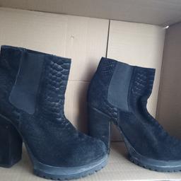 Good condition Chelsea boots, size 5,pullover style, minor wear in it. Hight heel. Cash on collection.